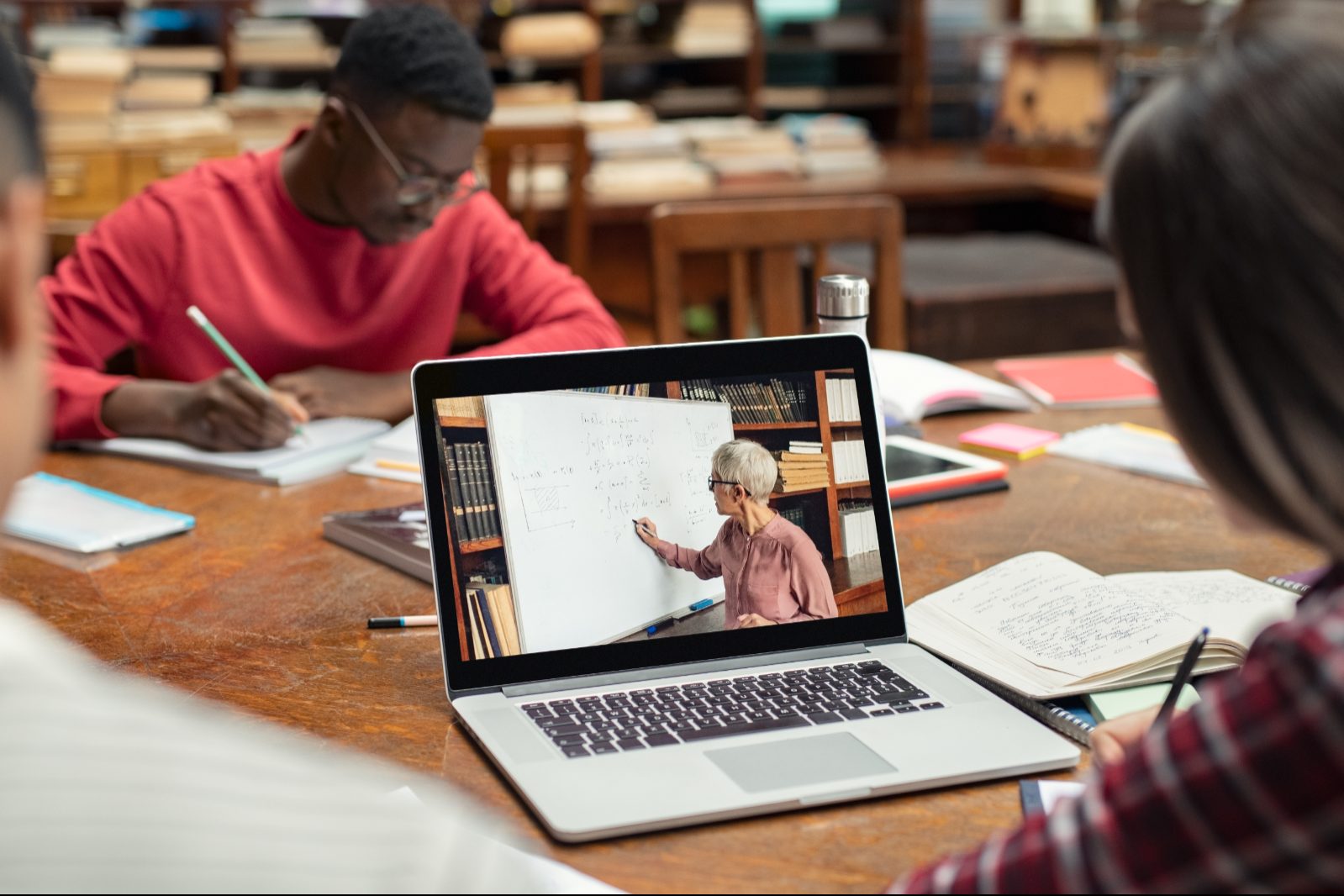 student following online lecture